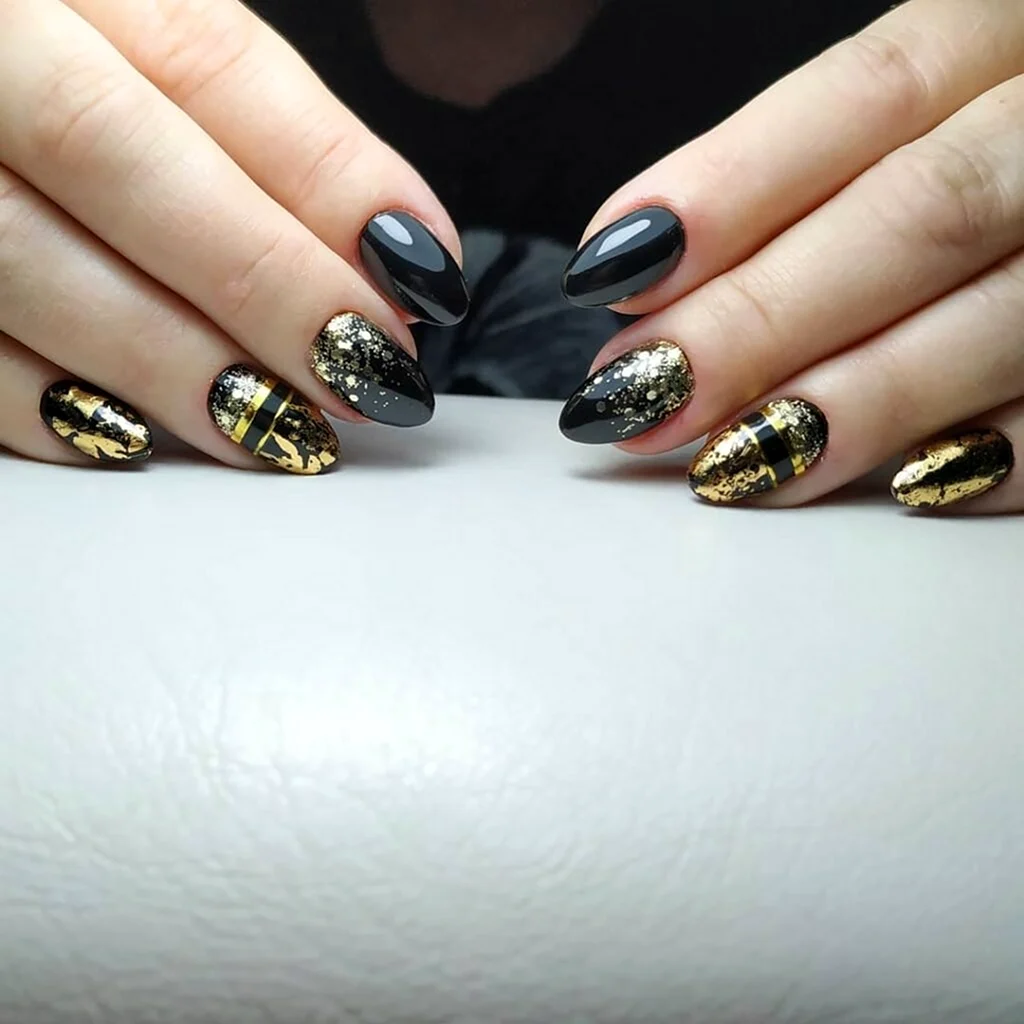 Черные ногти с золотой фольгой