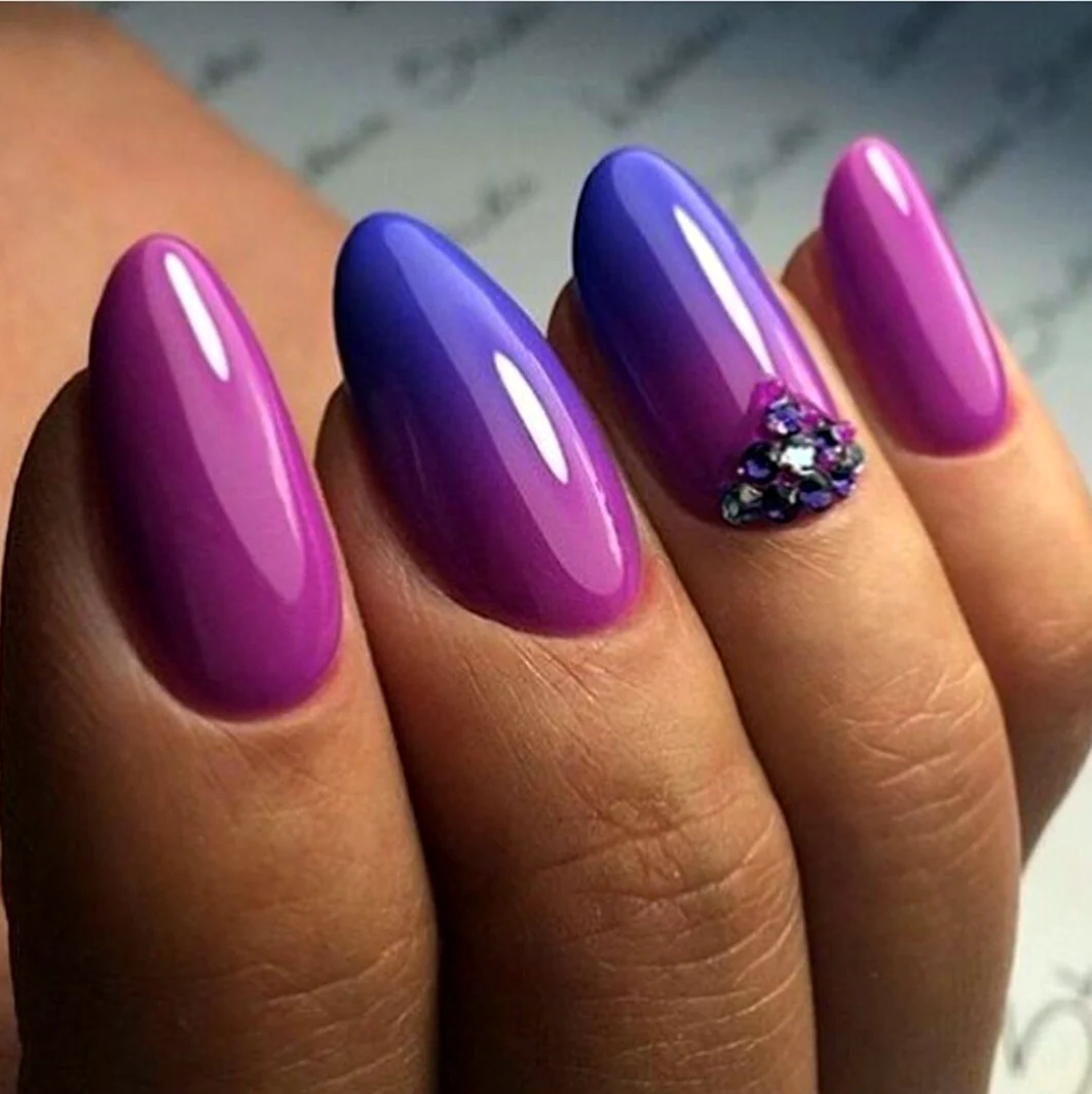 Малиново фиолетовый маникюр