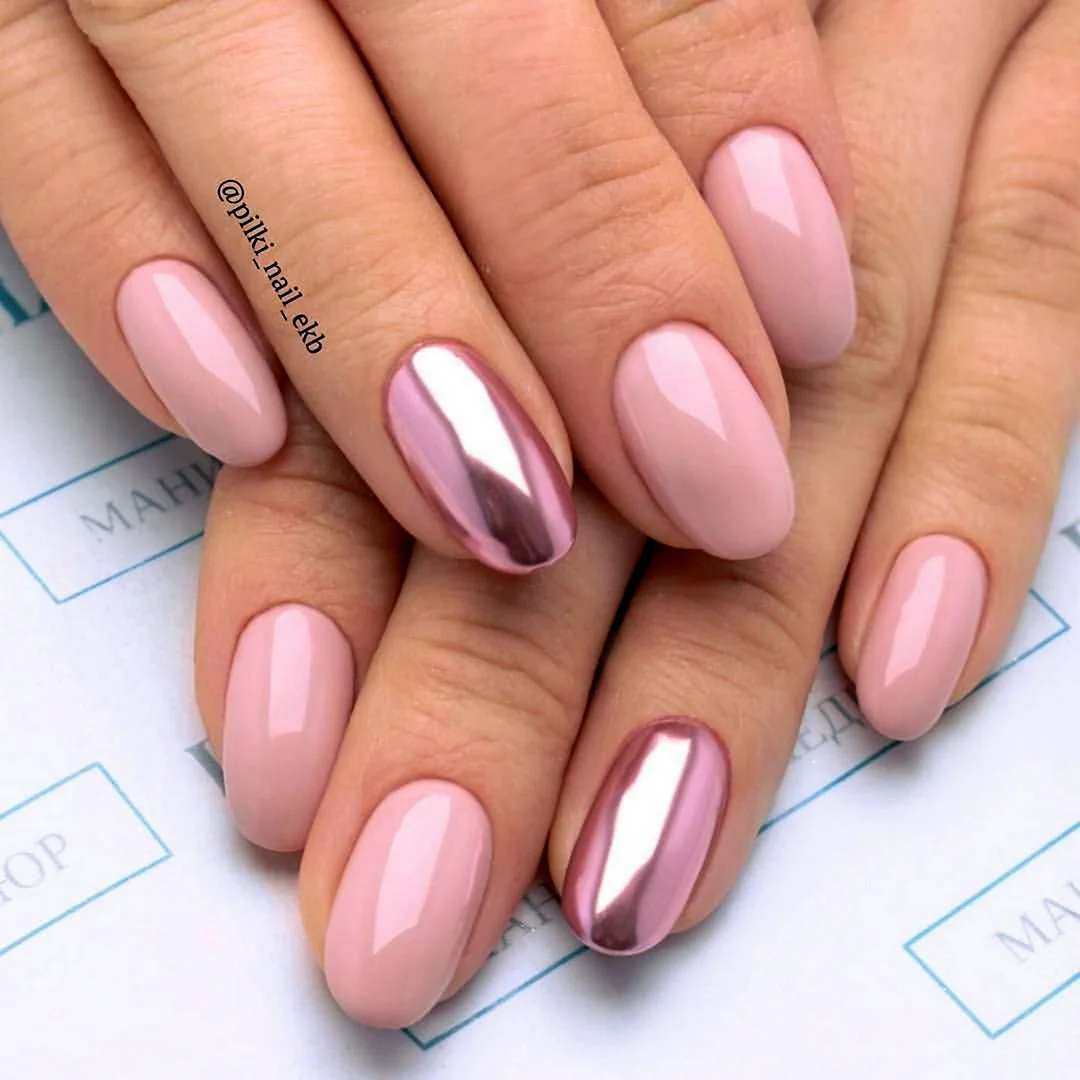 Маникюр розовый перламутровый