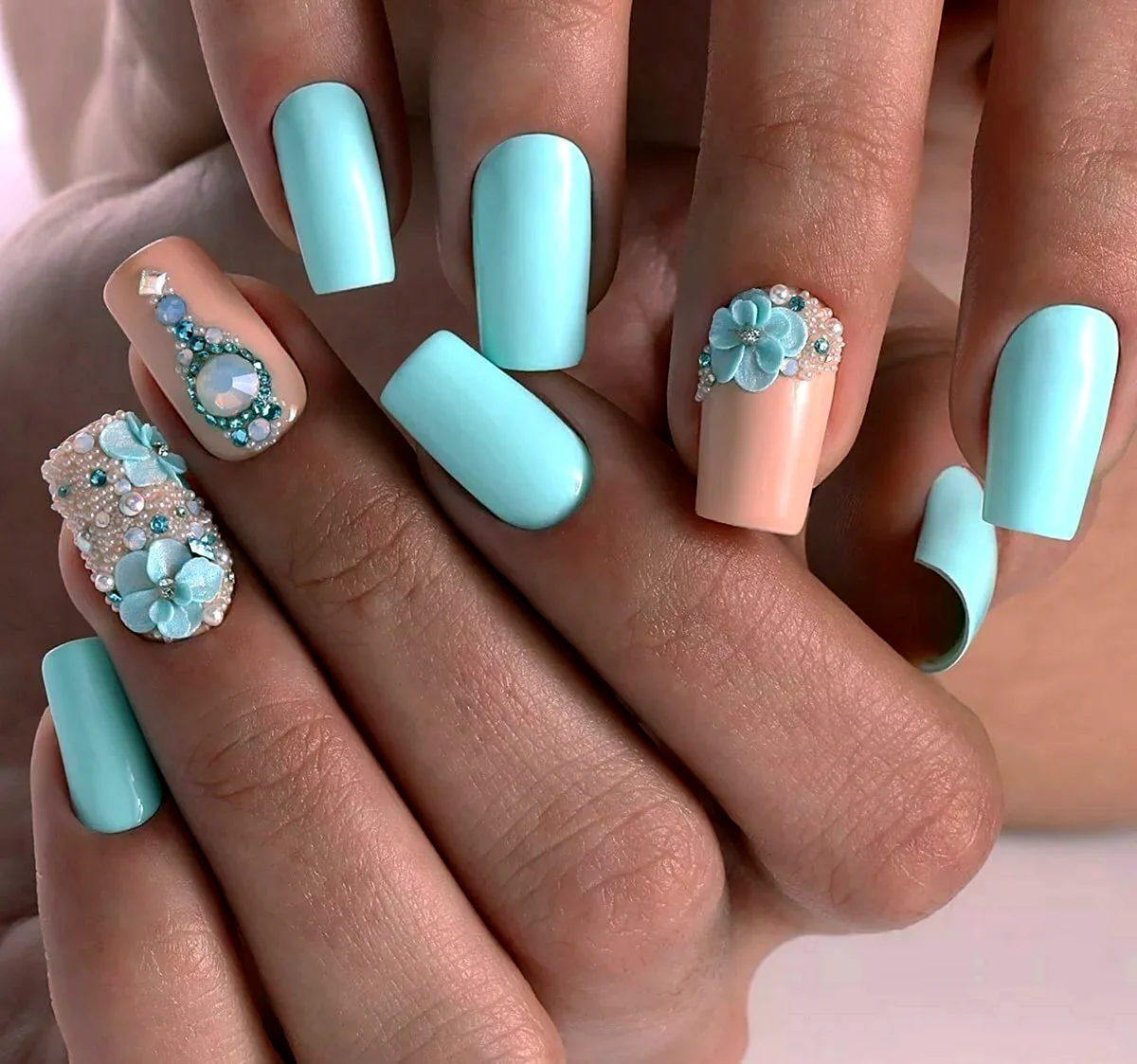 Голубой маникюр