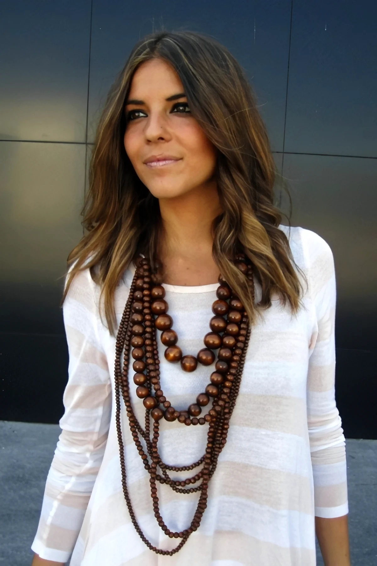 Образ с длинными бусами