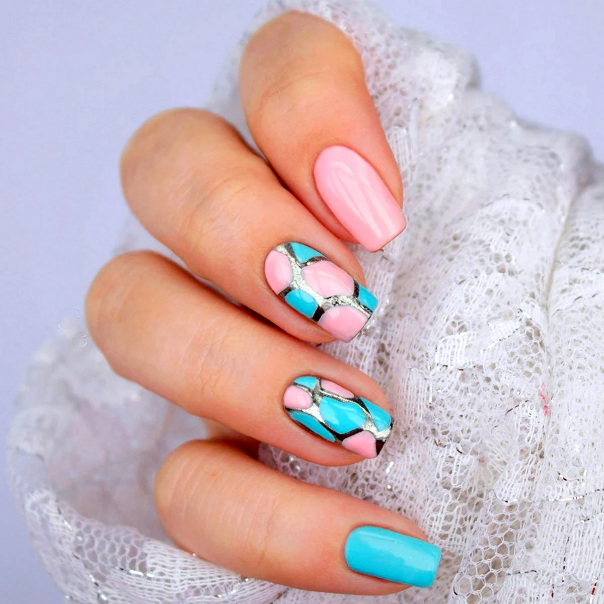 Маникюр в розово голубых тонах