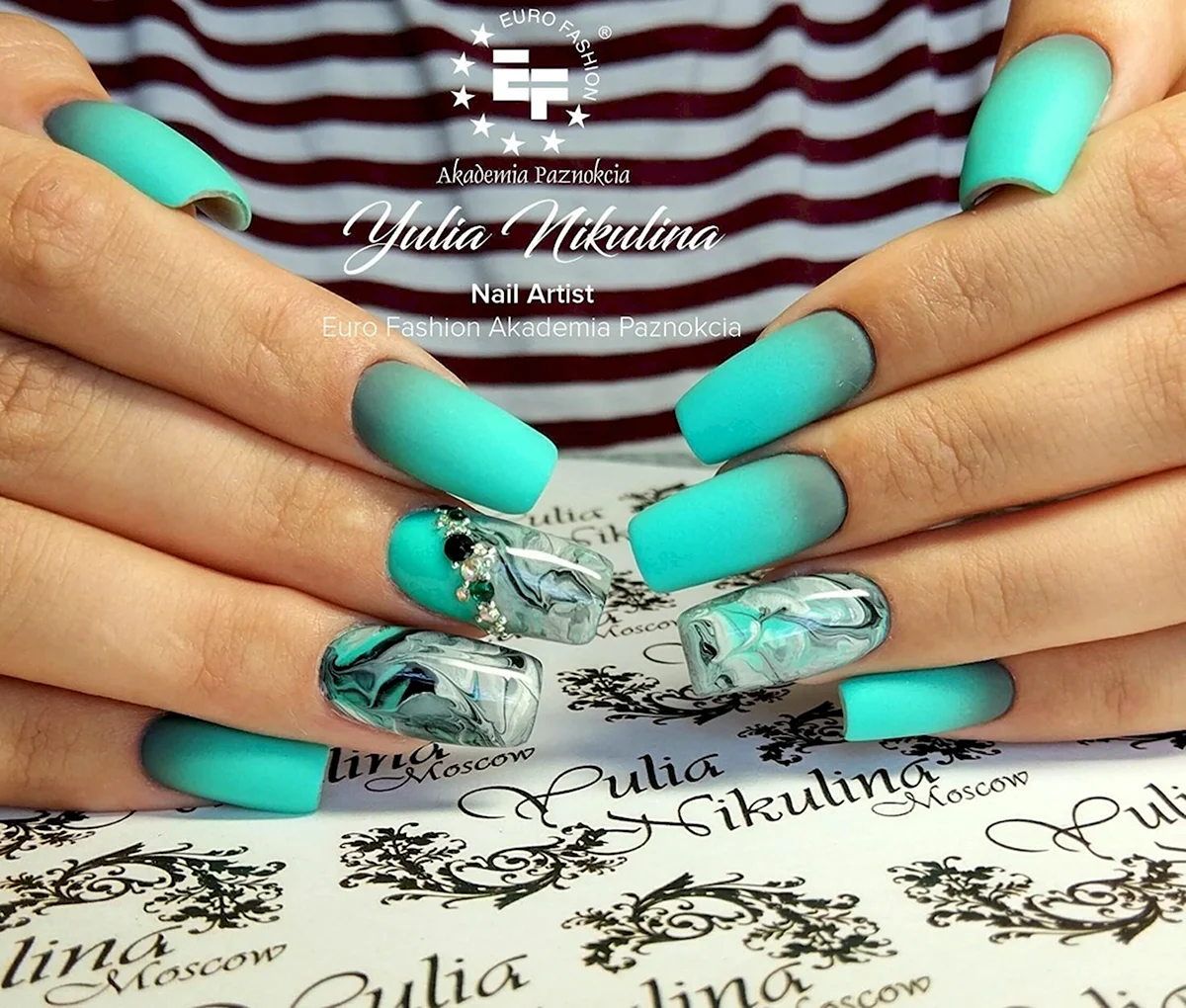 Красивый бирюзовый маник