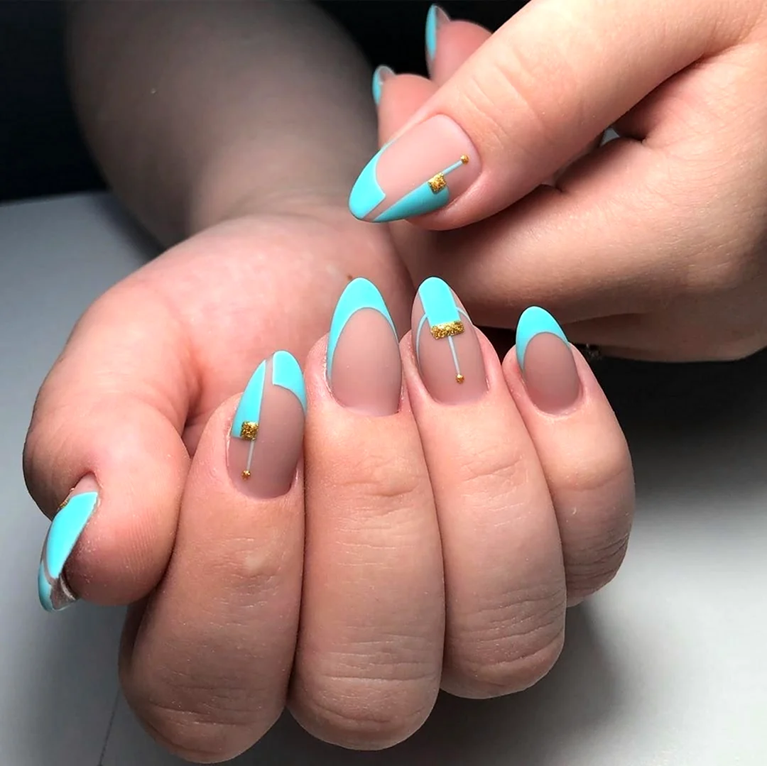 Бирюзовый френч на миндалевидных ногтях