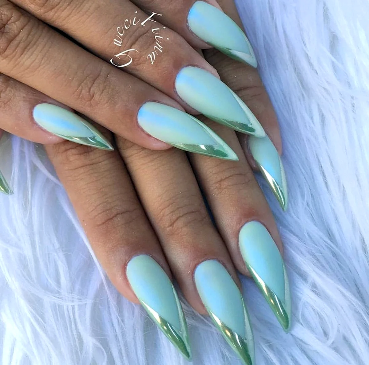 Мятный маникюр на длинные ногти