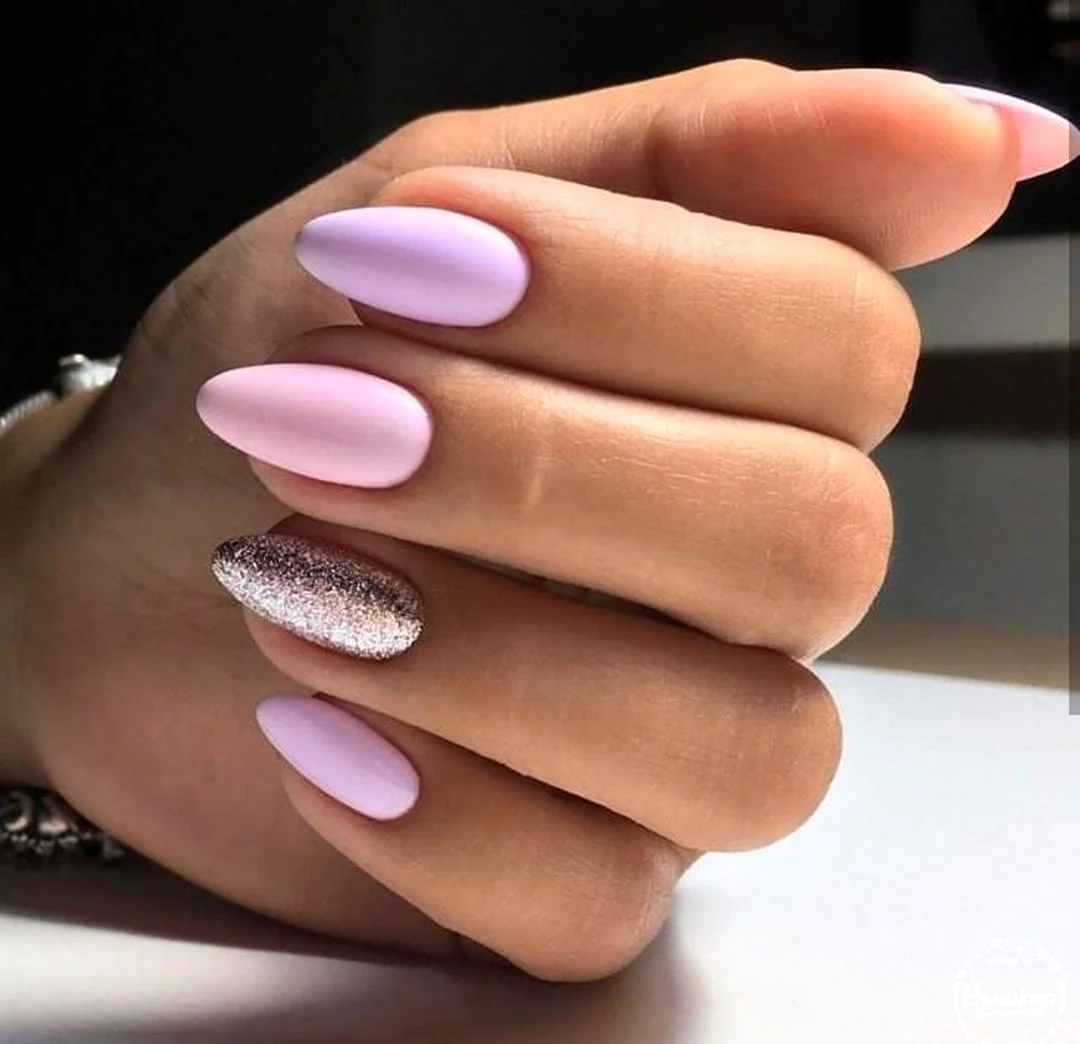 Розовый фиолетовый миндальной маникюр