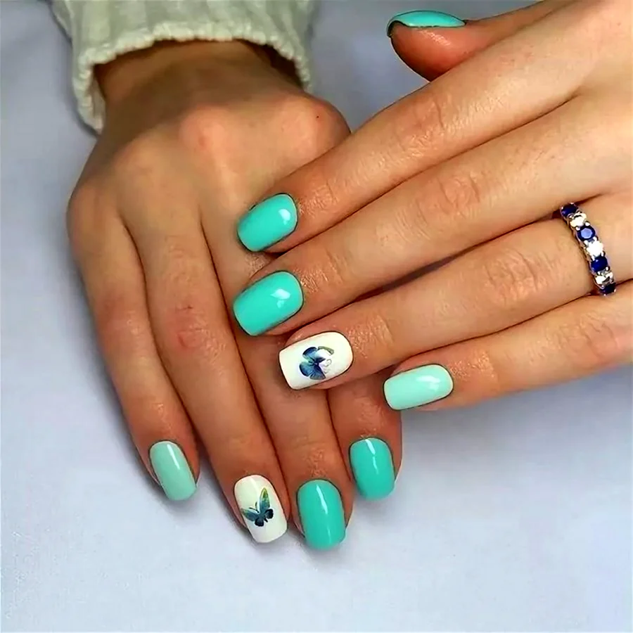 Мятный маникюр