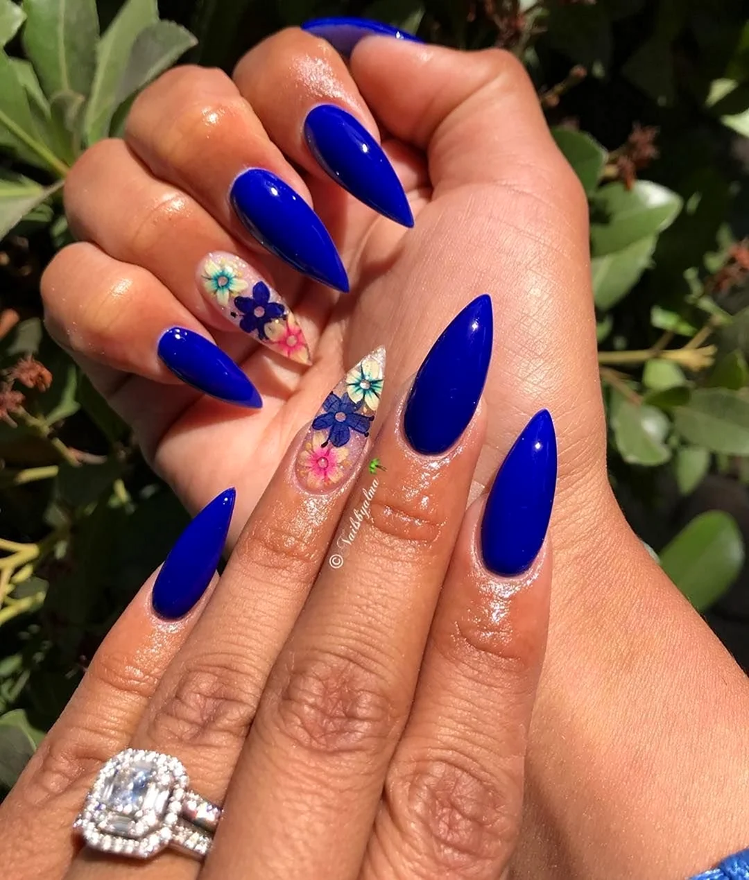 Стницй френч на миндалевидных ногтях