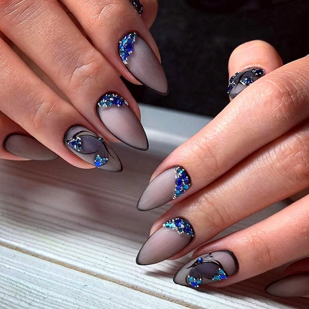 Маникюр с бабочками и стразами