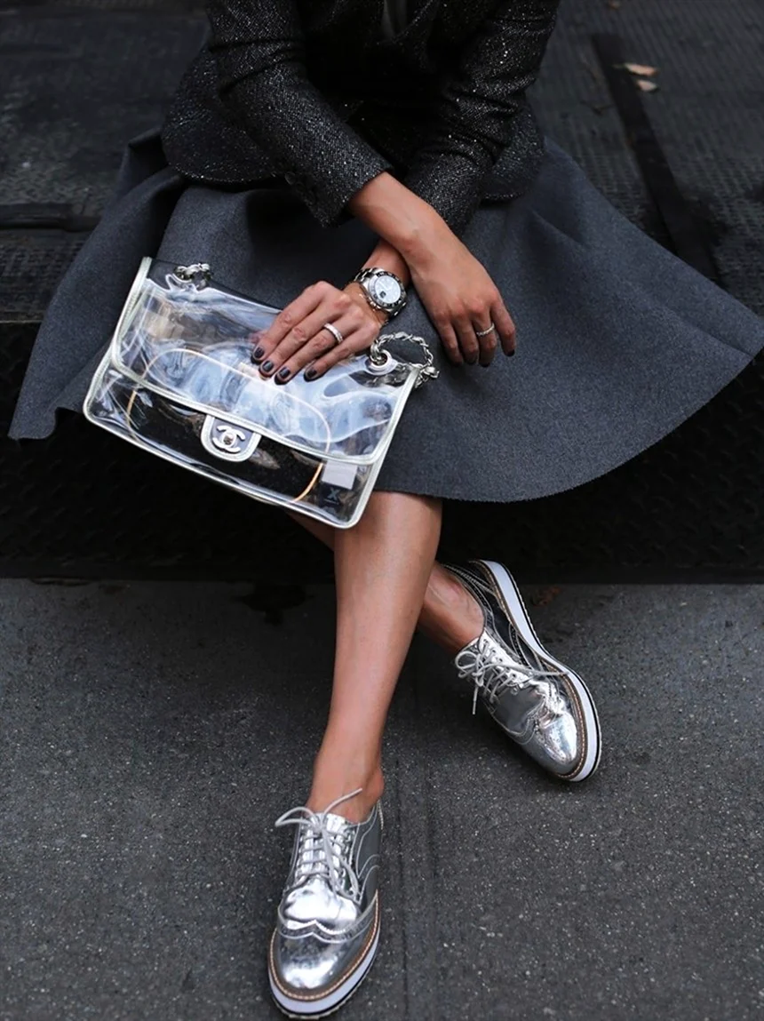 Серебристые сумка и ботинки