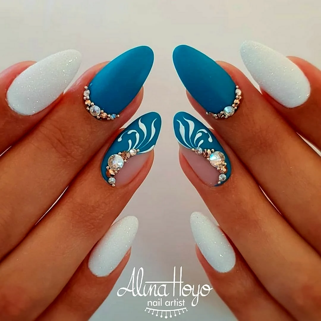 Бирюзовый маникюр на миндалевидных ногтях