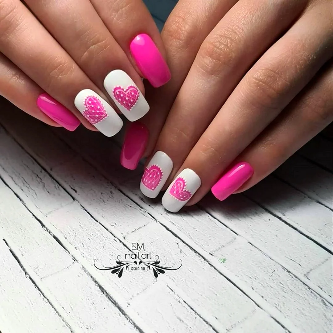 Яркий розовый маникюр