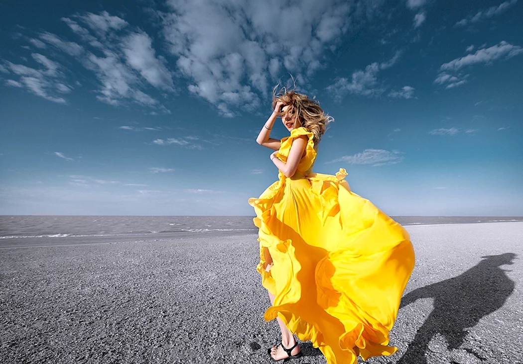 Красивая девушка в желтом платье