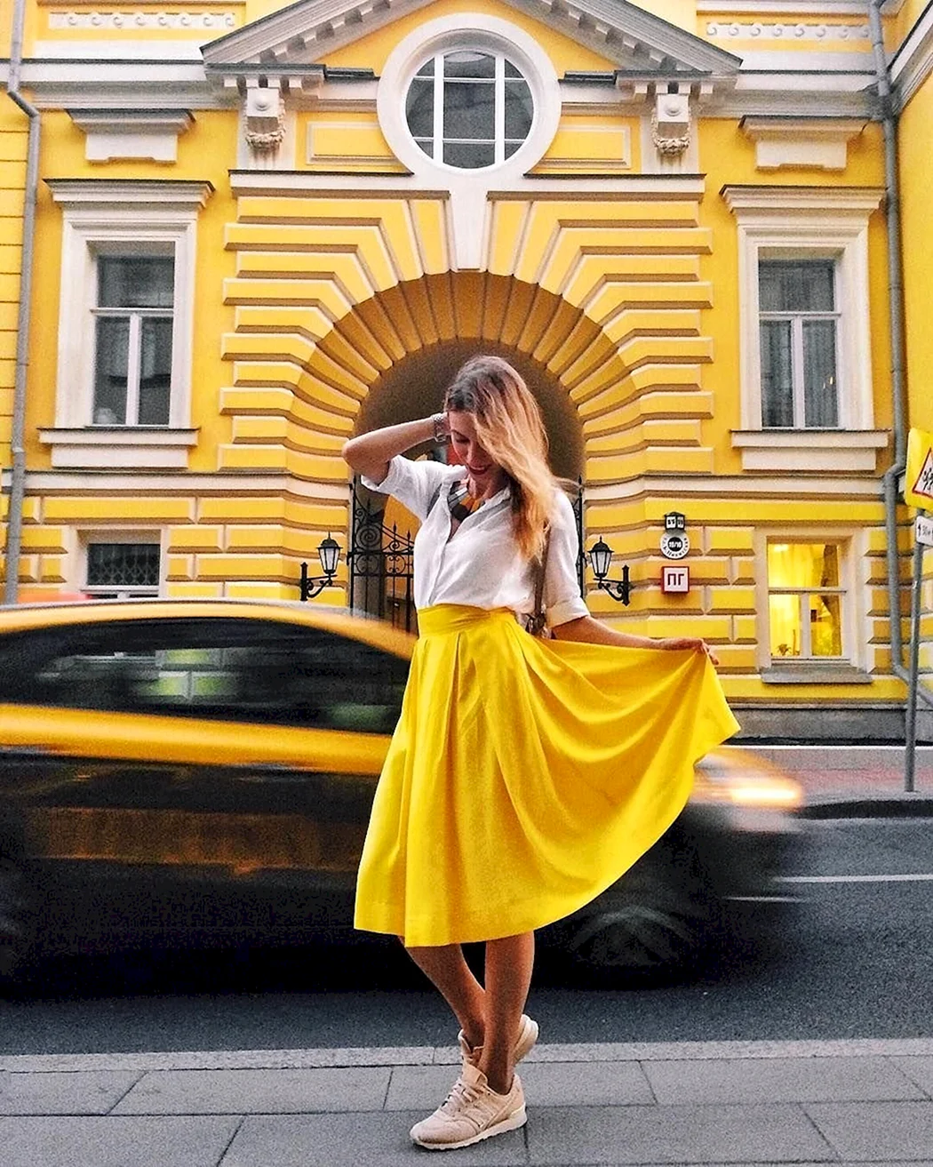 Девушка в желтом