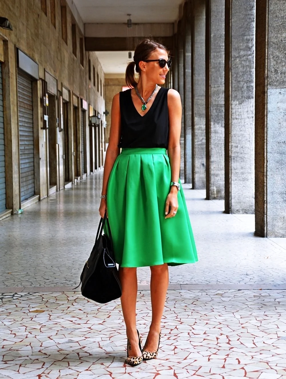 Зеленая юбка миди