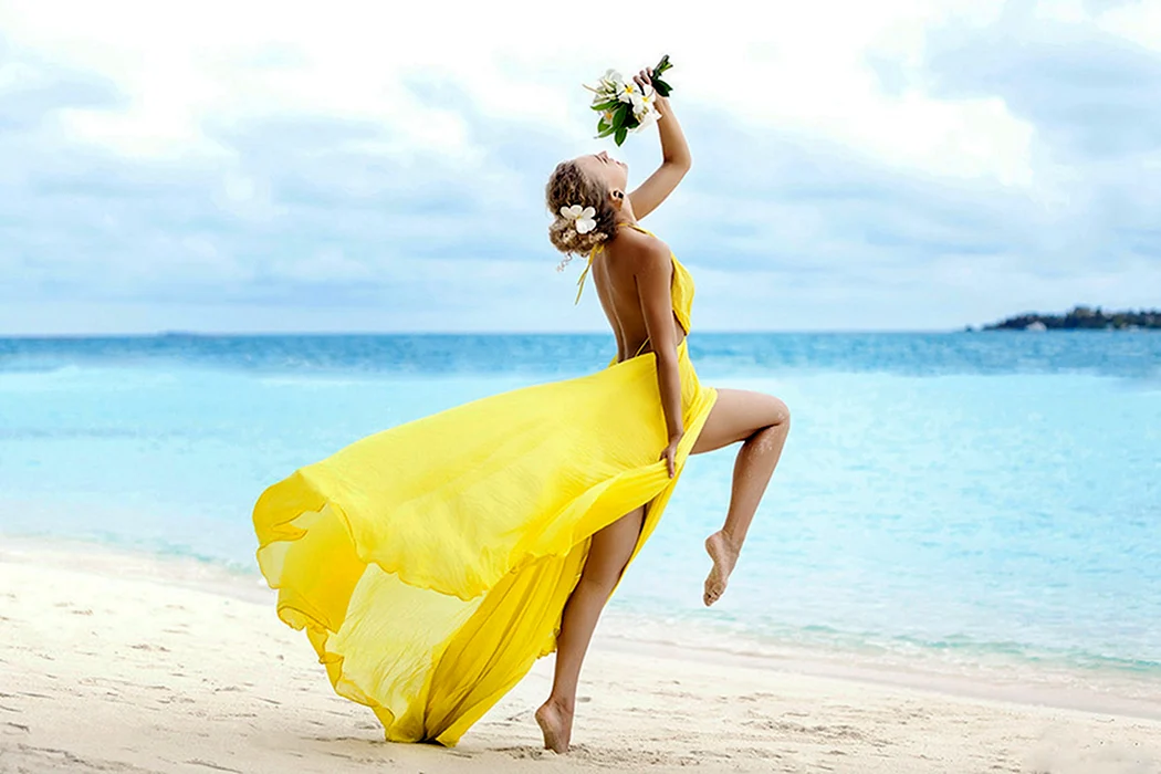 Девушка в платье на пляже