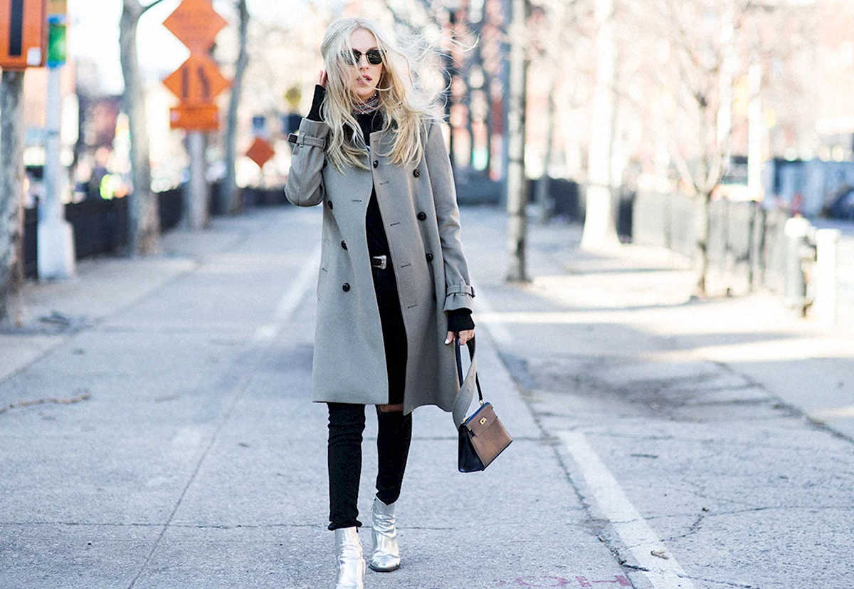 Девушка в сером пальто