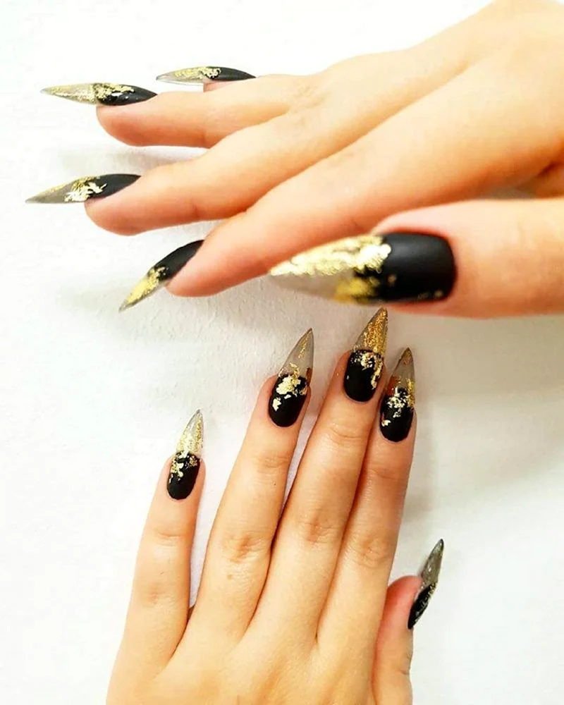 Маникюр френч черный с золотом