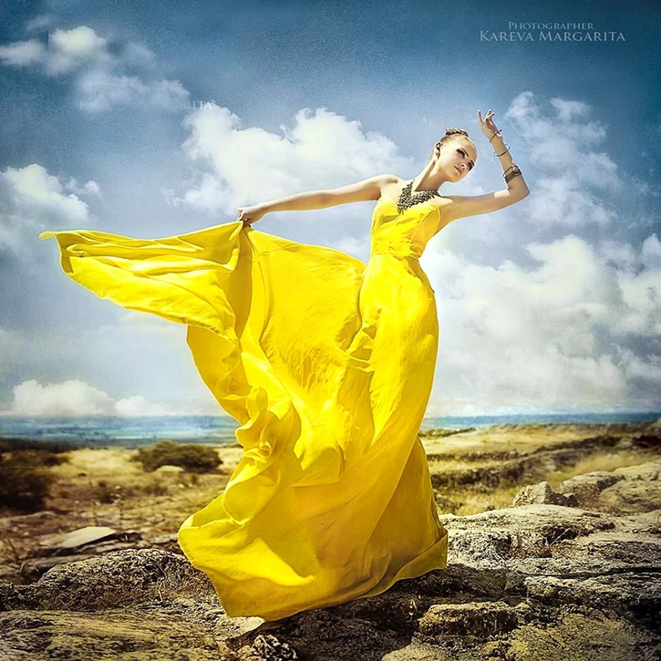 Красивая девушка в желтом платье