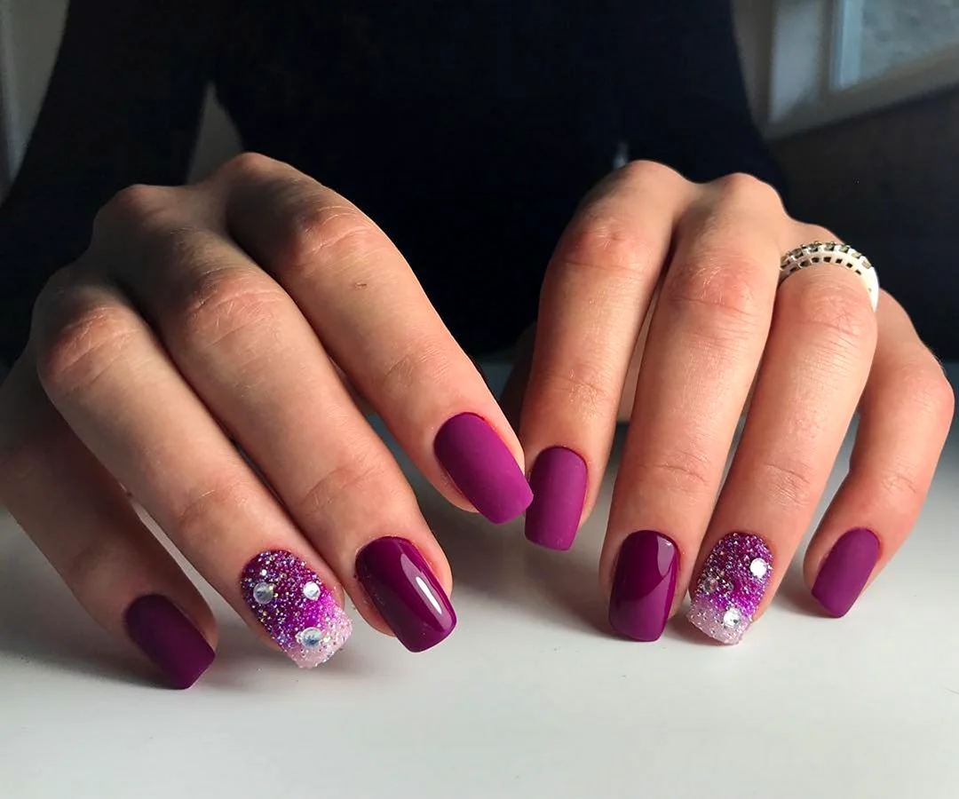 Малиновые ногти