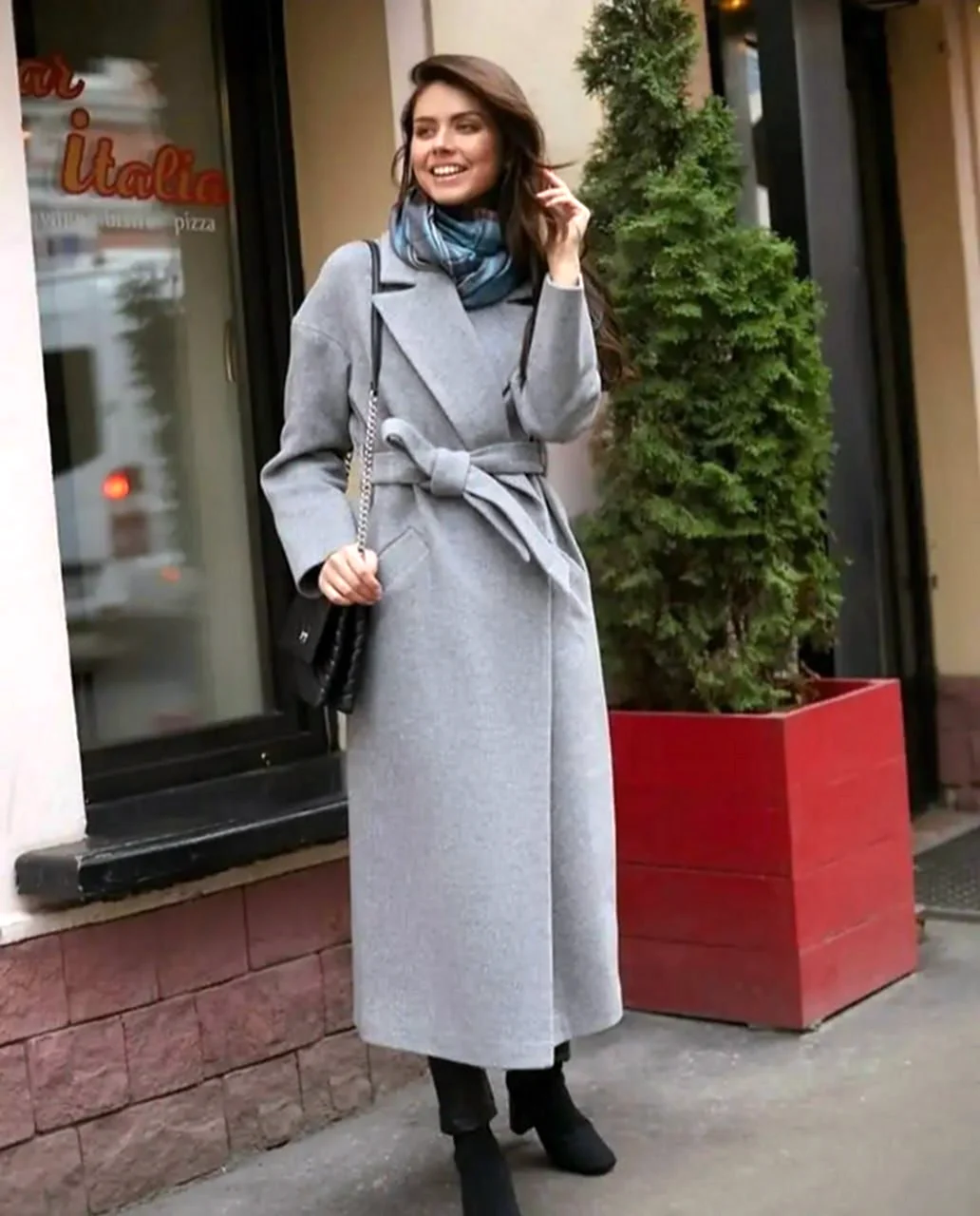 Серое пальто