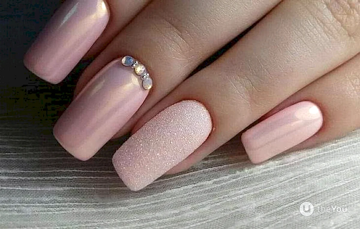 Нежный жемчужно розовый маникюр