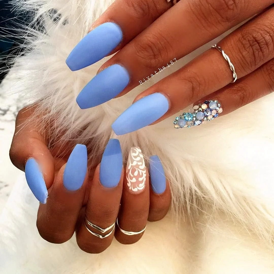 Голубой маникюр на длинные ногти
