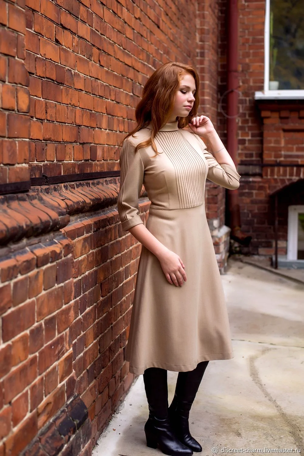 Скромное платье