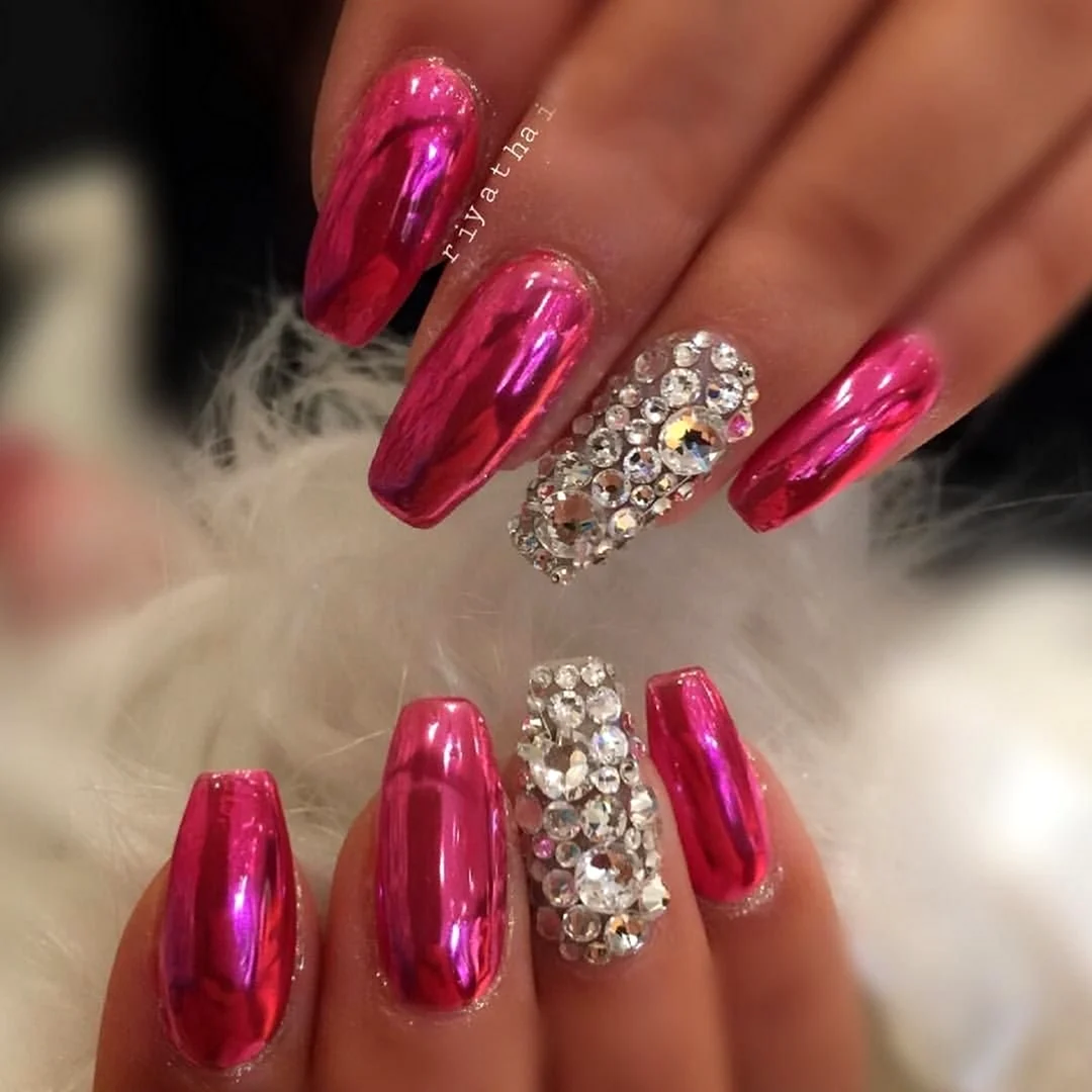 Яркий маникюр со стразами и блестками