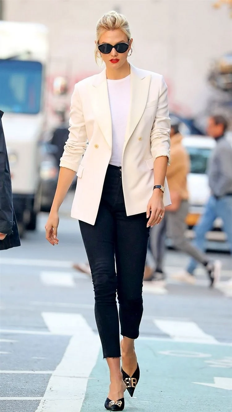 Карли Клосс в брюках