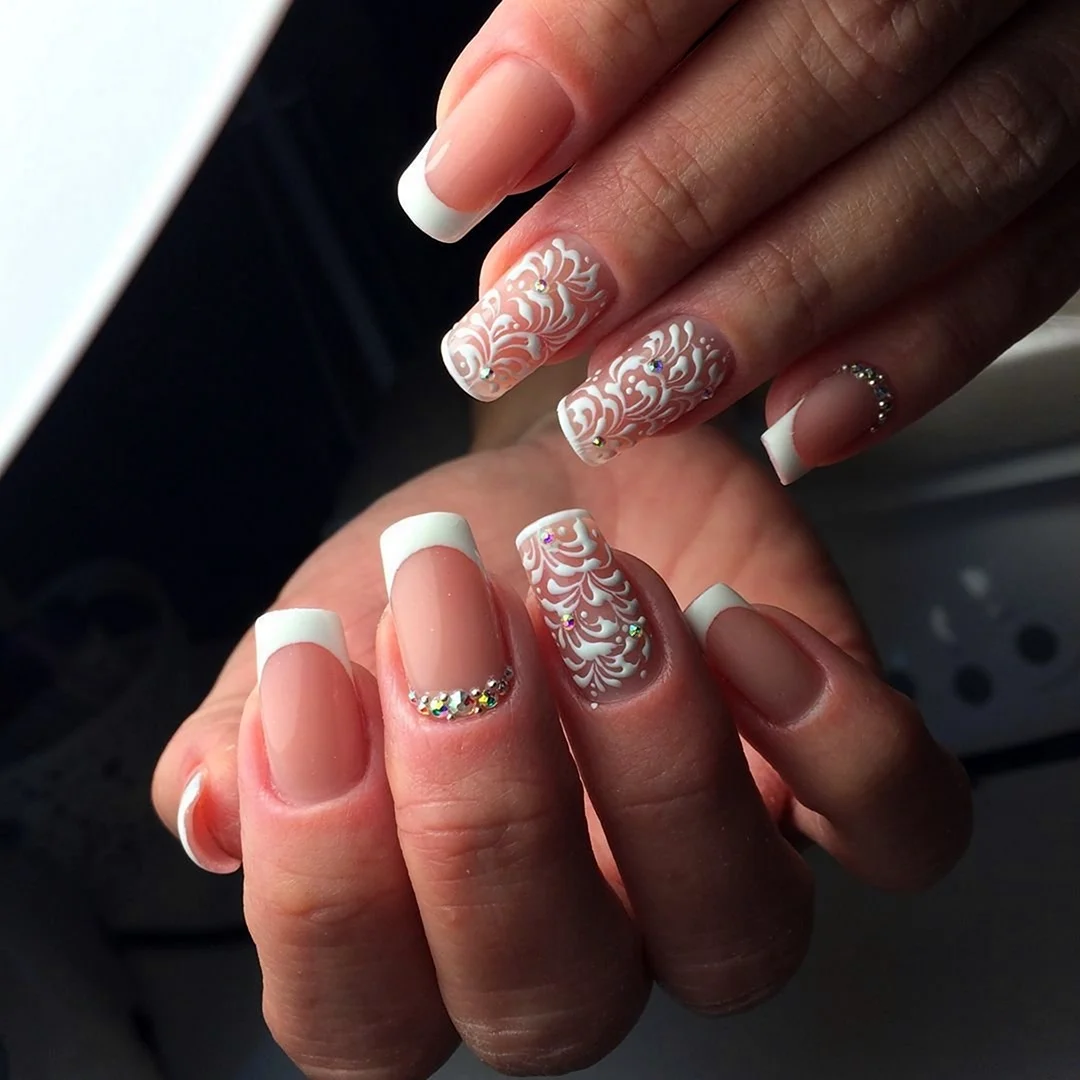 Новогодний французский маникюр