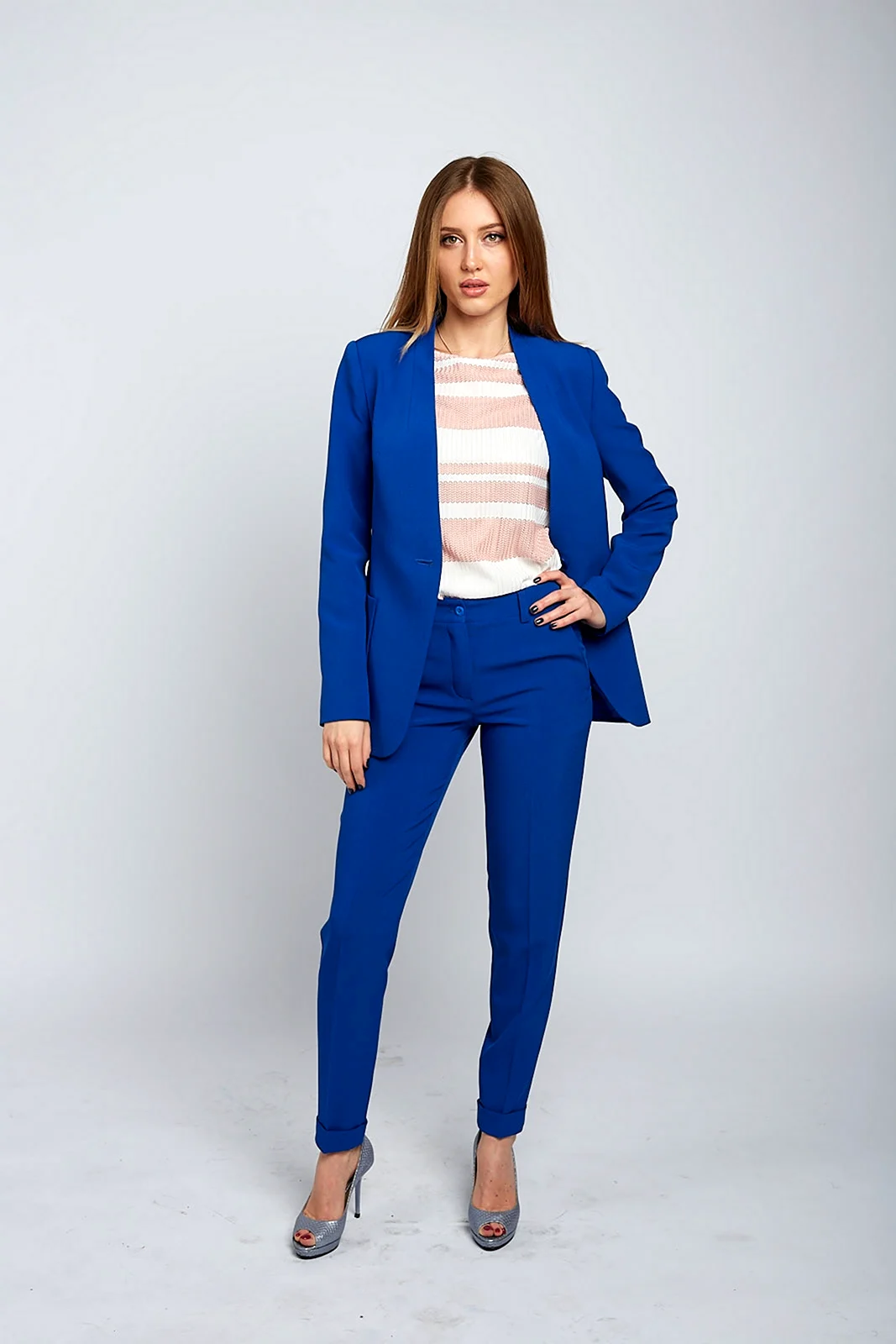 Костюм василькового цвета