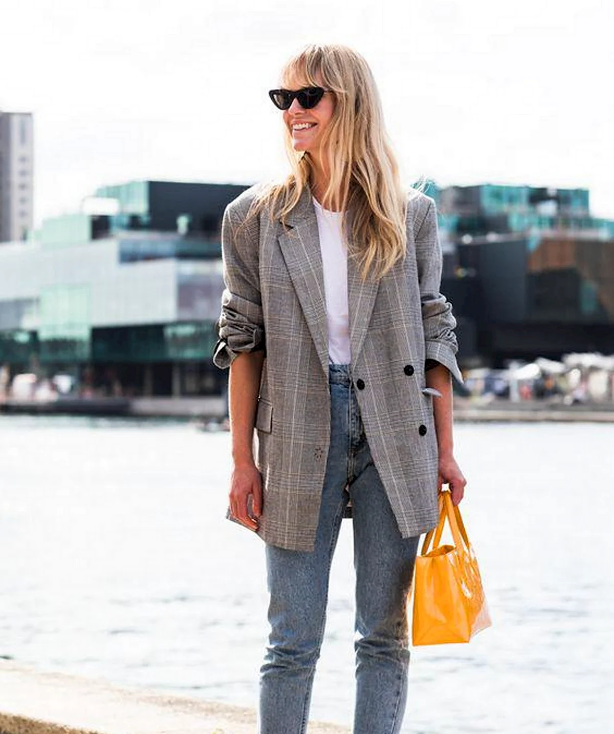 Пиджак оверсайз с джинсами