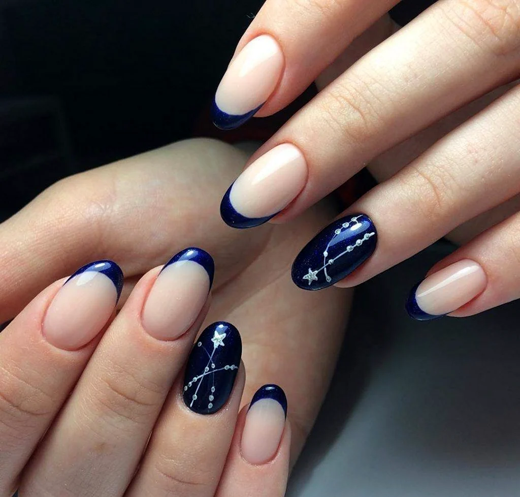 Синий френч на миндалевидных ногтях 2021