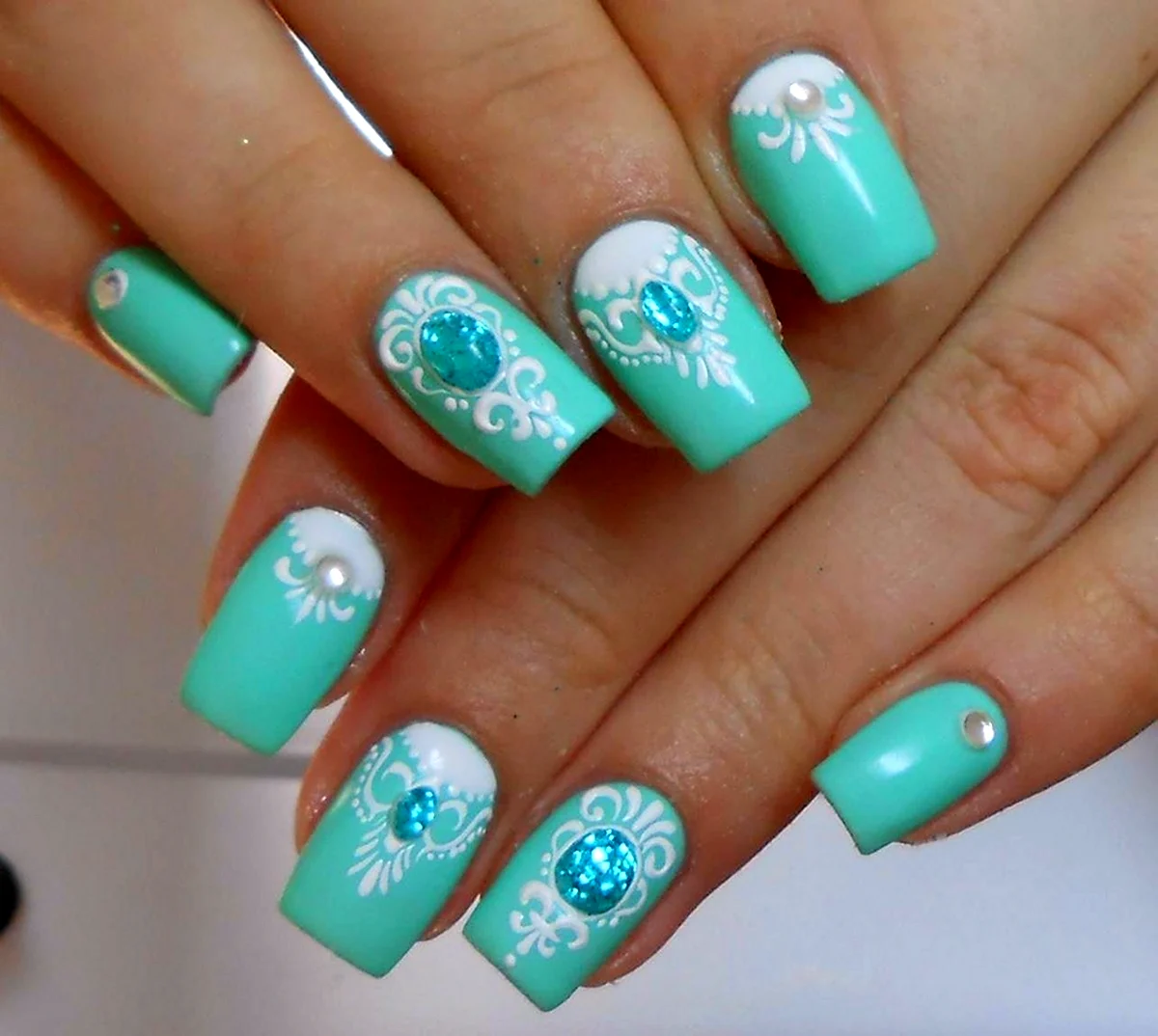 Красивые ногти бирюзового цвета