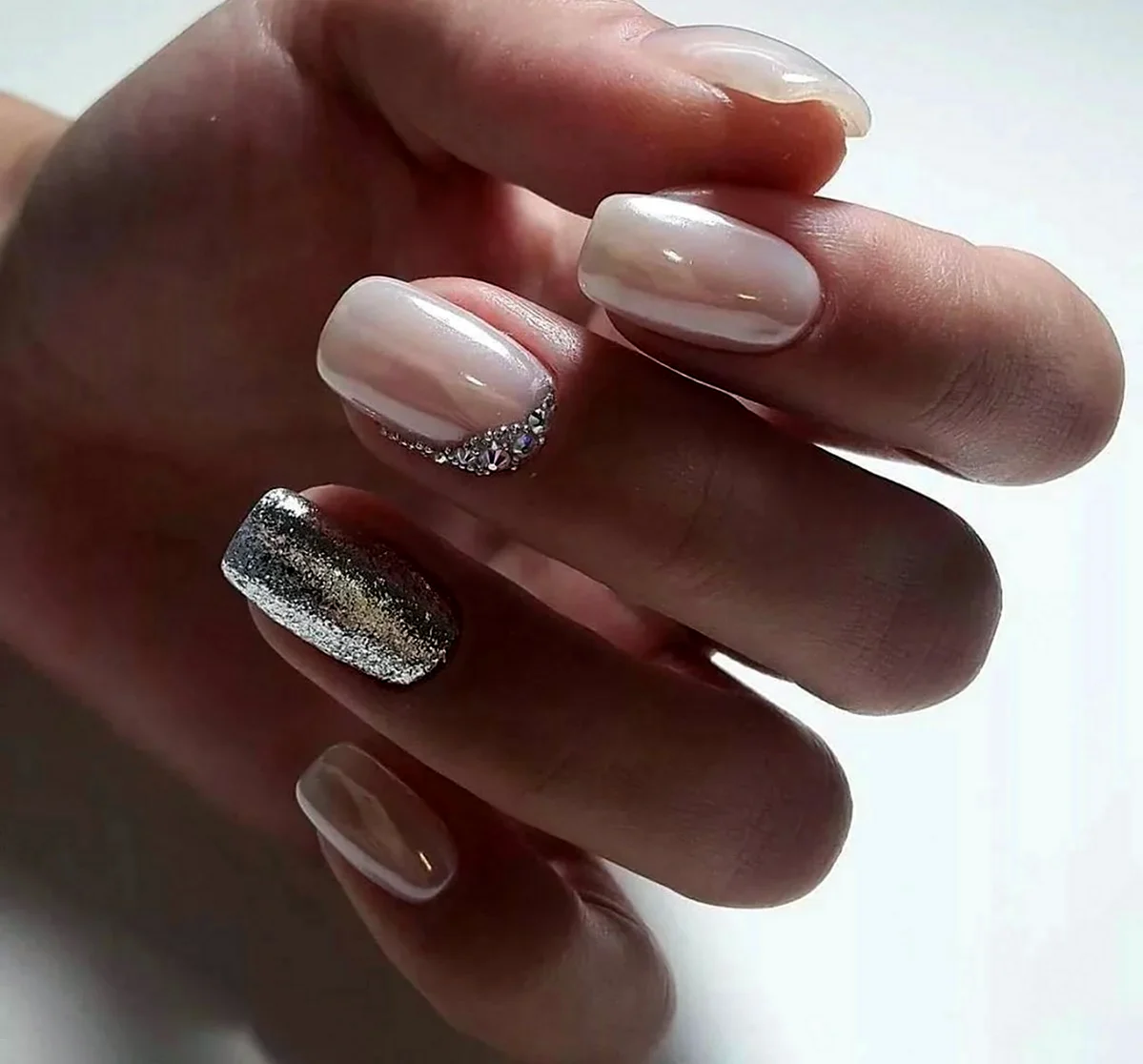 Нюдовый маникюр с втиркой 2022