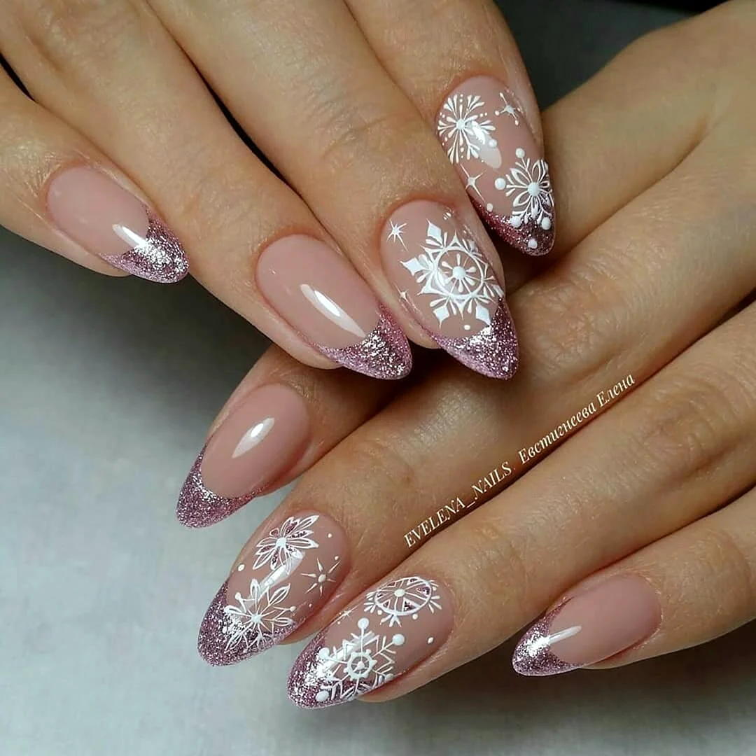 Френч на миндалевидных ногтях на новый год