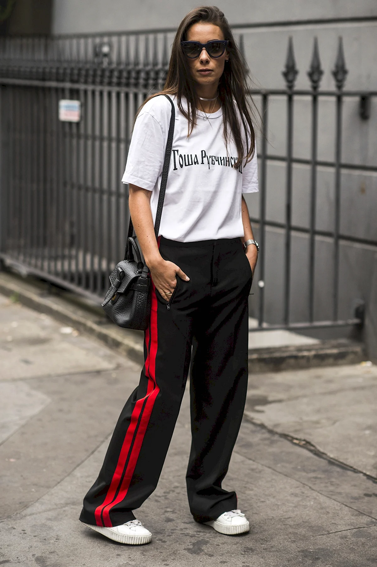 Брюки палаццо с кедами