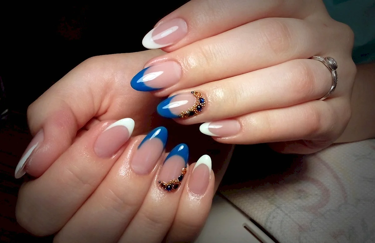 Маникюр френч цветной на овальные