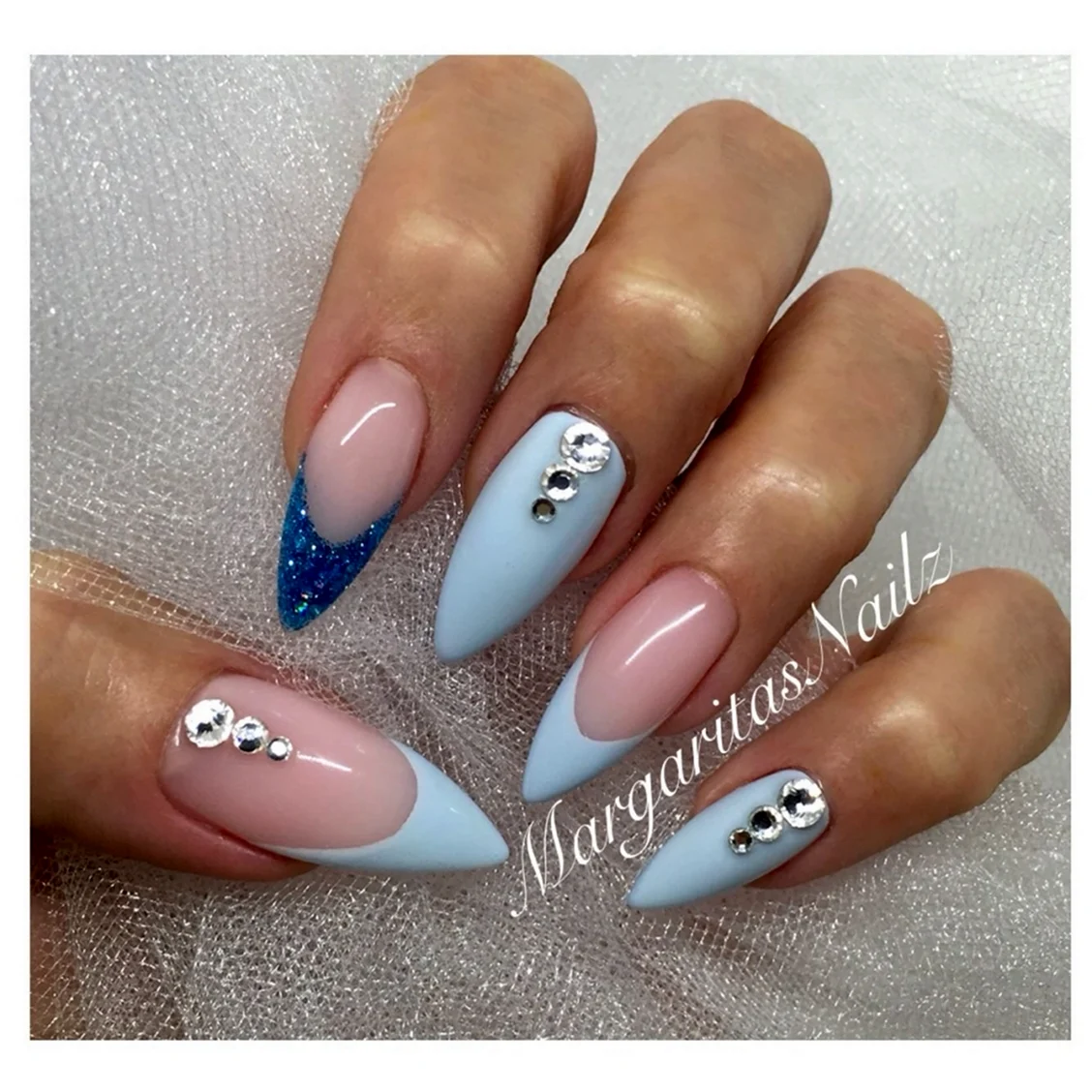 Френч голубой на миндальную форму