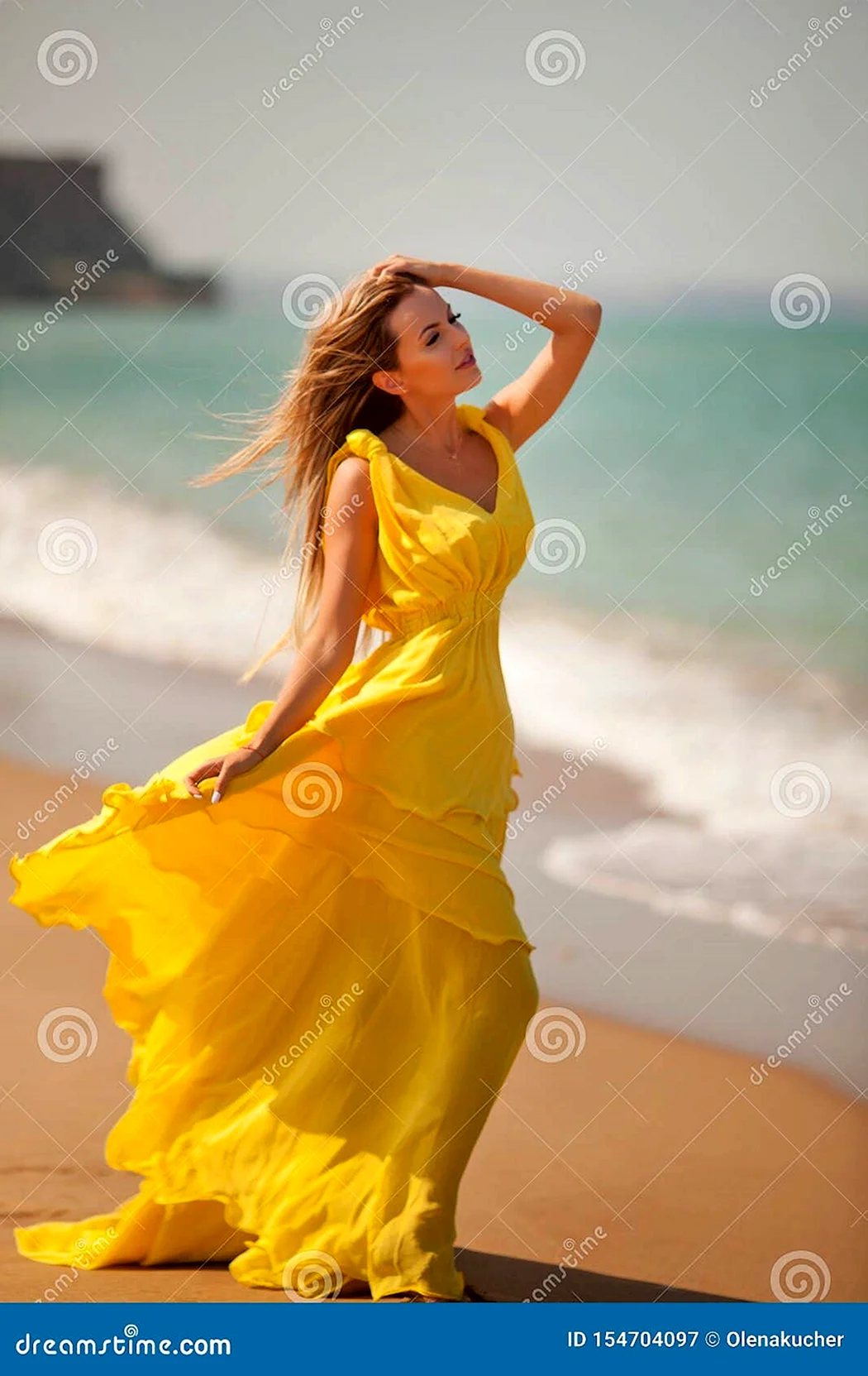 Девушка в длинном желтом платье