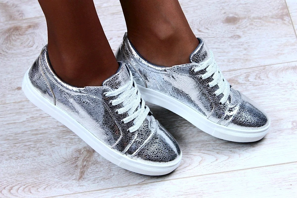 Серебристые кеды