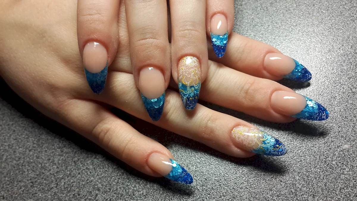 Синий френч на миндалевидных ногтях