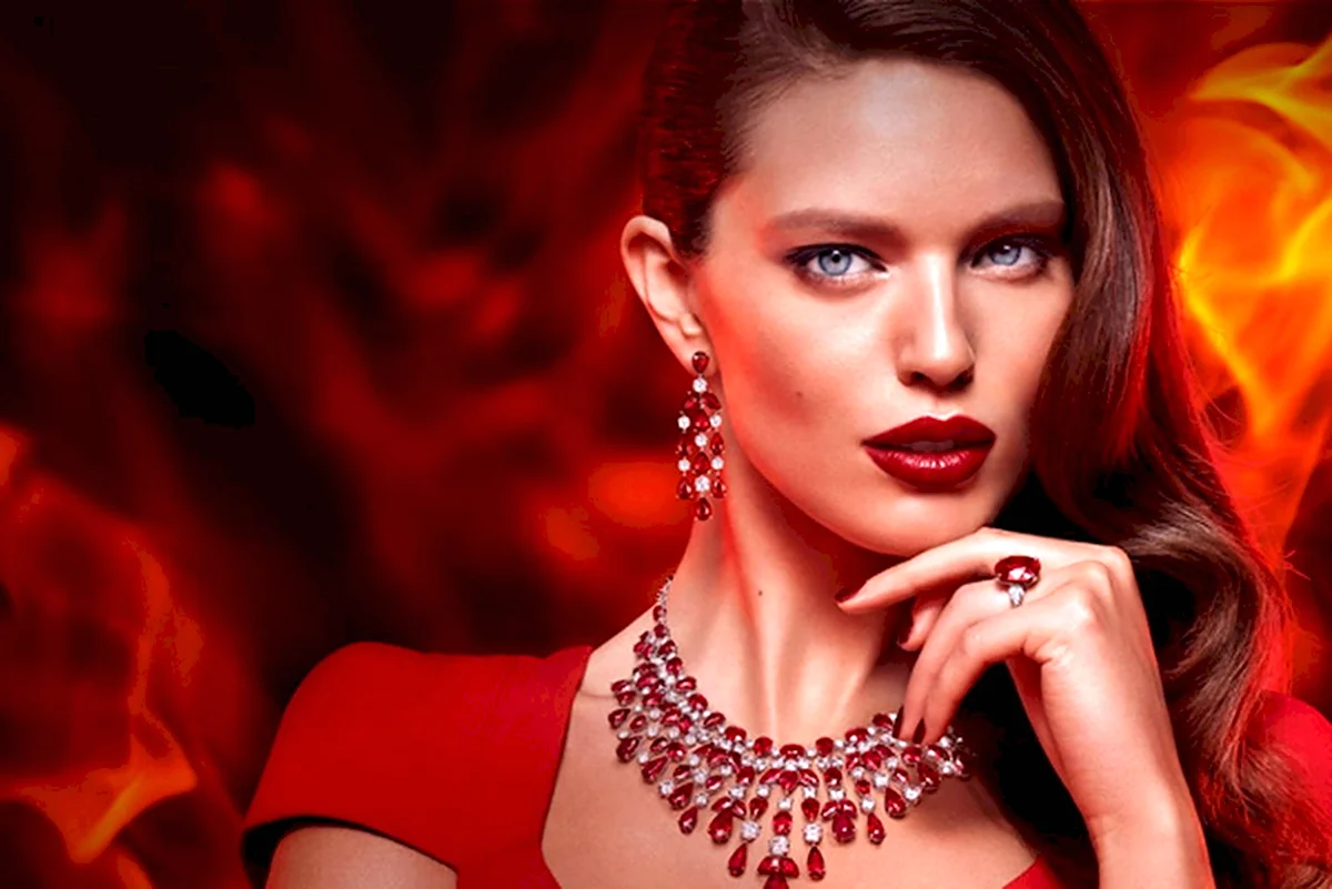 Девушка в украшениях