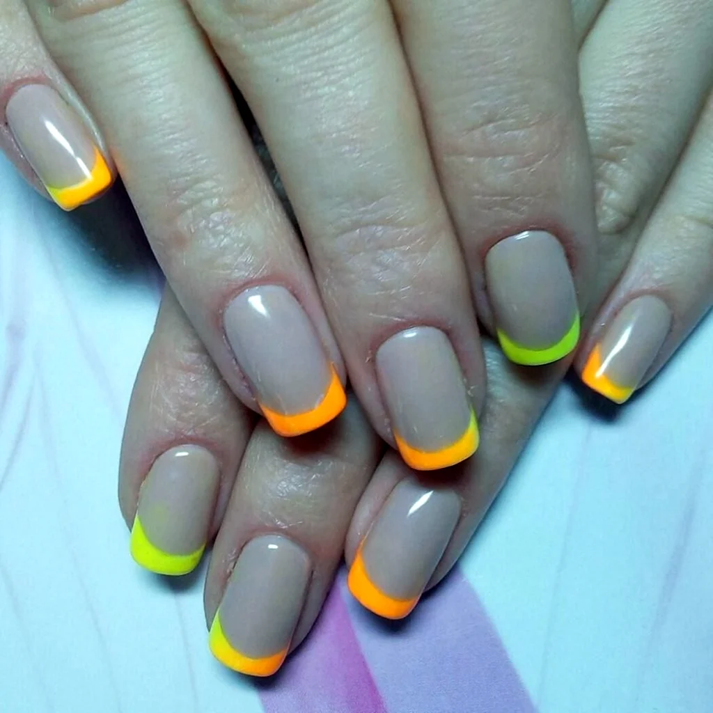 Французский маникюр разноцветный