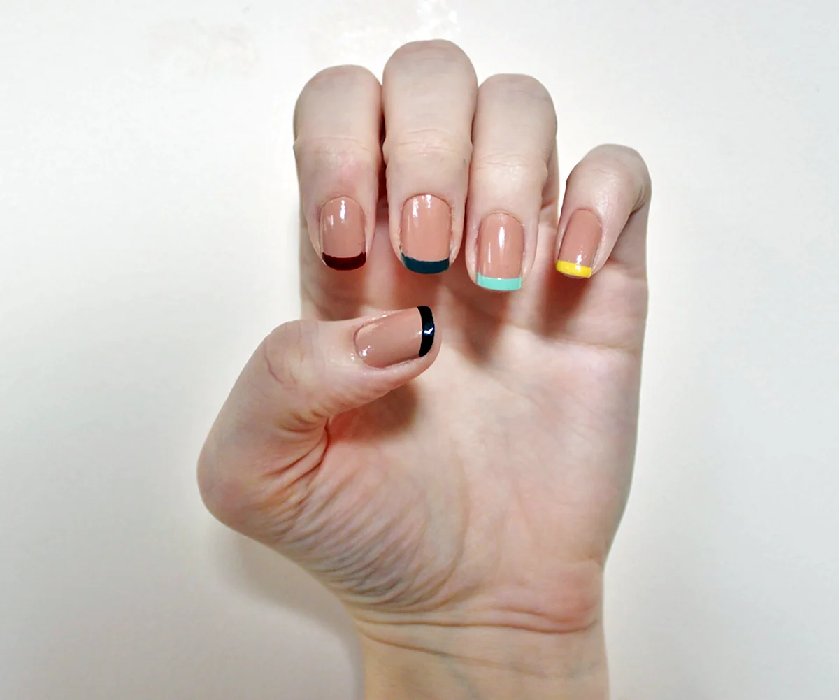 Прозрачный маникюр с цветными кончиками