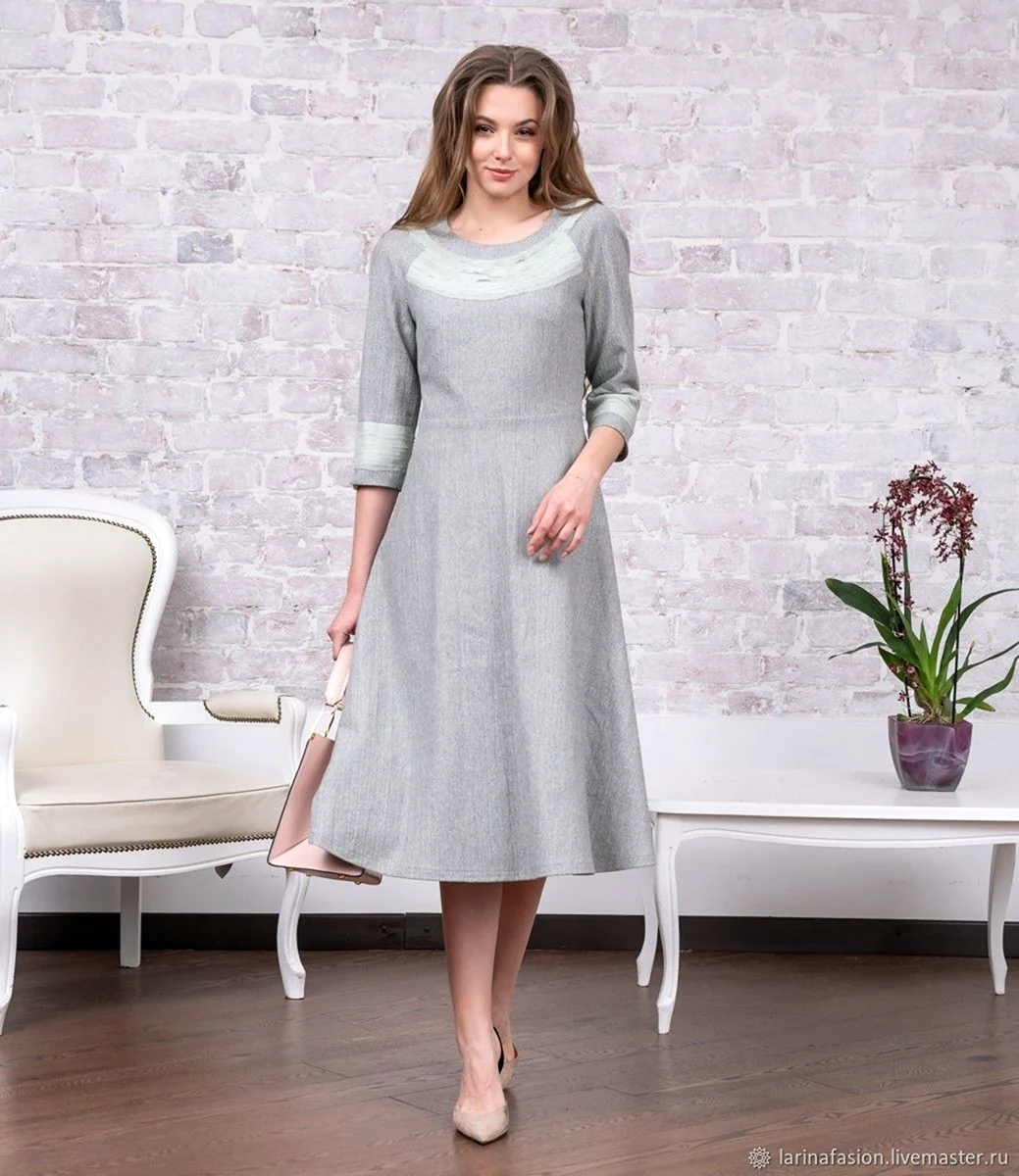 Кейт в сером платье