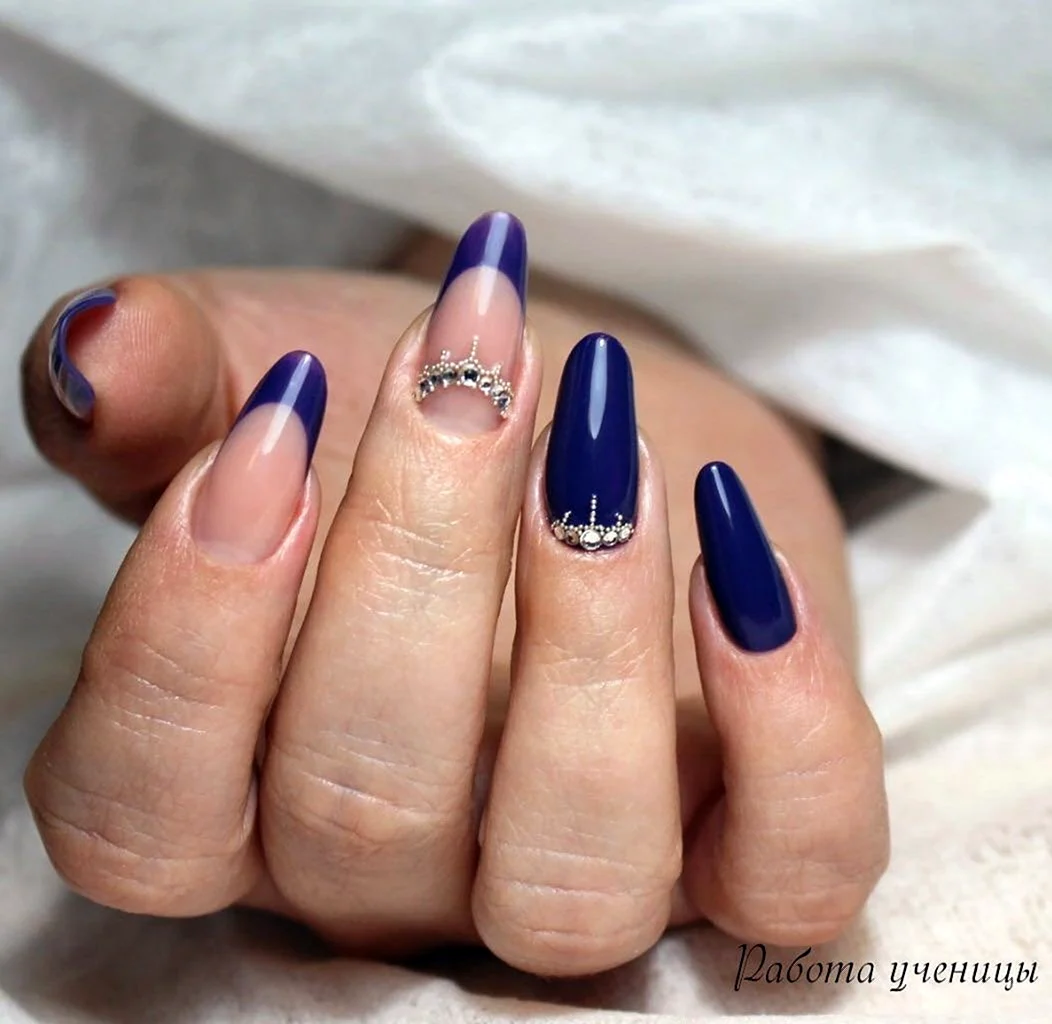 Синий френч на миндалевидных ногтях