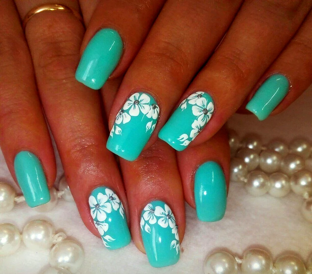 Маникюр бирюза