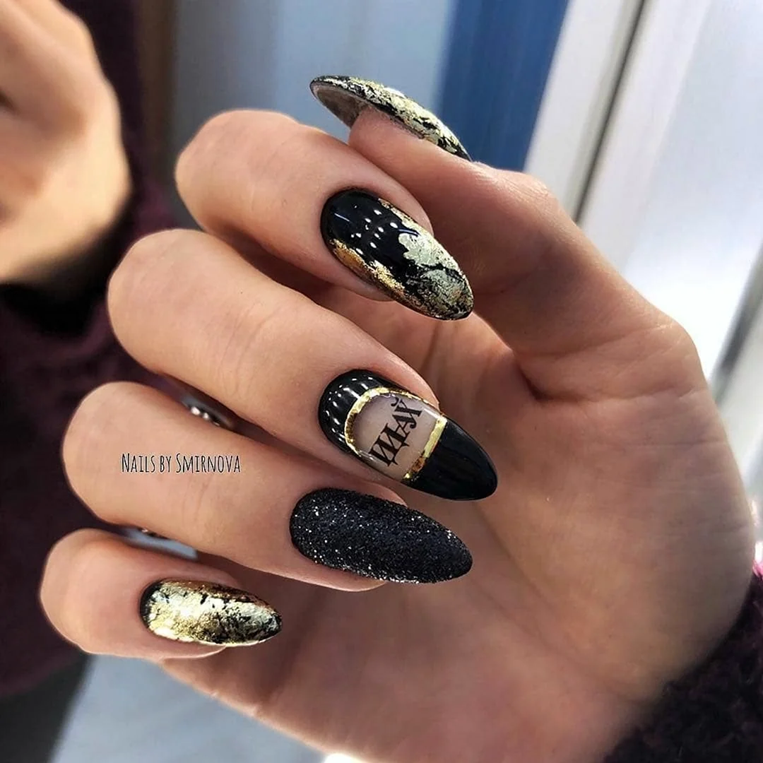 Маникюр чёрный с золотом миндаль